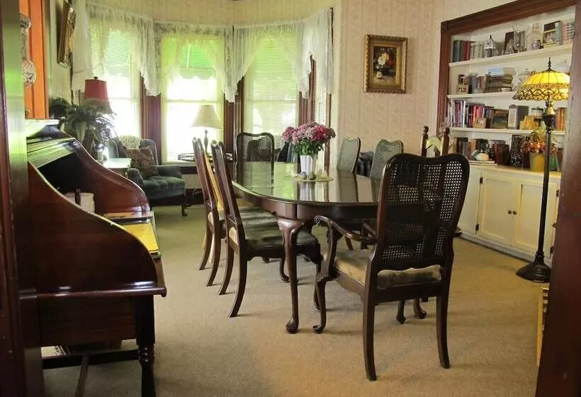 Отель Harbour Towne Inn On The Waterfront