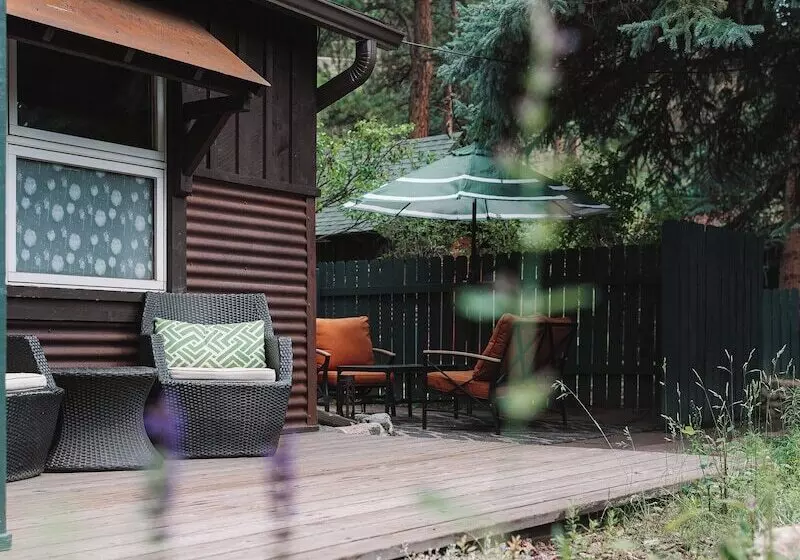 בית מלון כפרי Highland Haven Creekside Inn