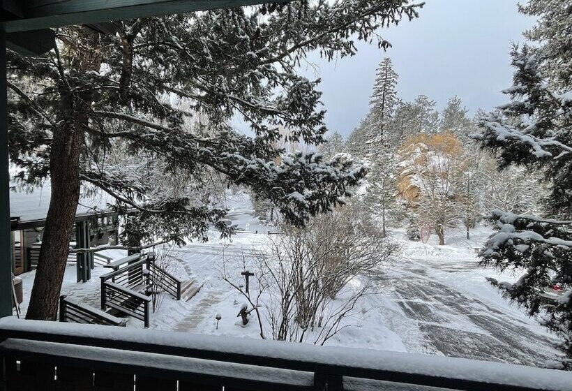 בית מלון כפרי Highland Haven Creekside Inn