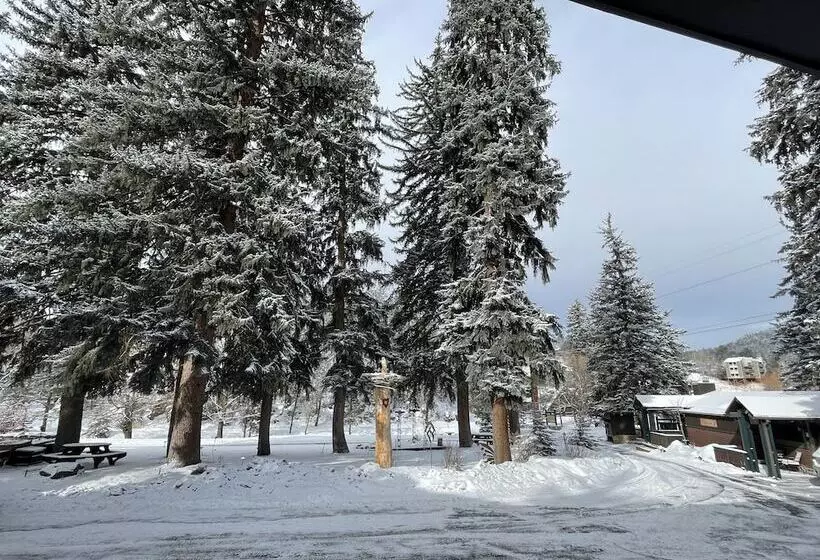 בית מלון כפרי Highland Haven Creekside Inn