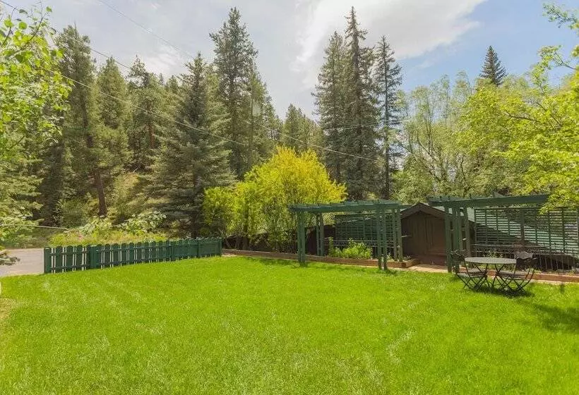 בית מלון כפרי Highland Haven Creekside Inn