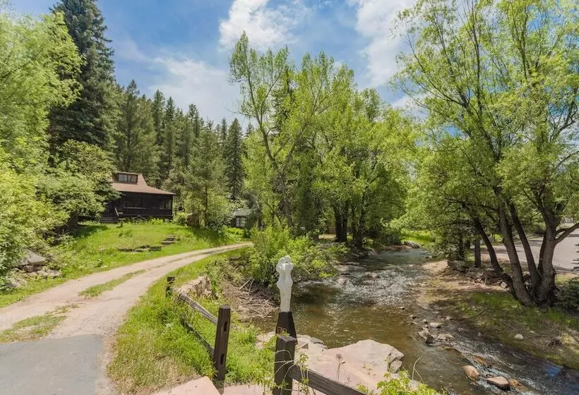 בית מלון כפרי Highland Haven Creekside Inn