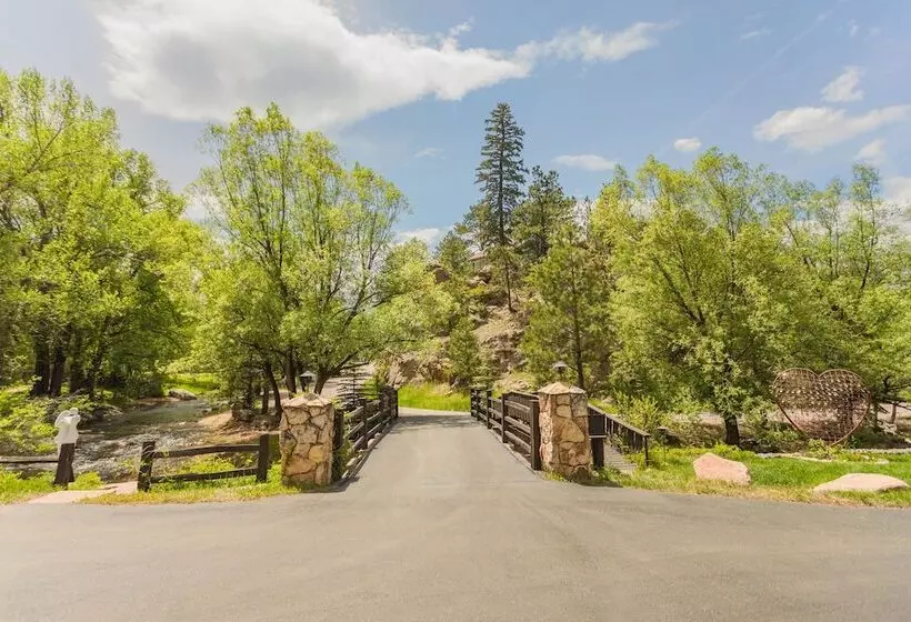 בית מלון כפרי Highland Haven Creekside Inn