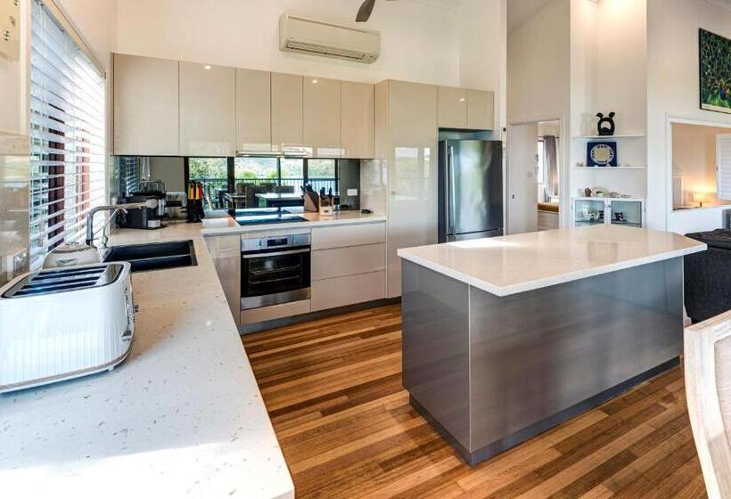 Heliconia 10 Newly Renovated Centrally Located House Hamilton Island