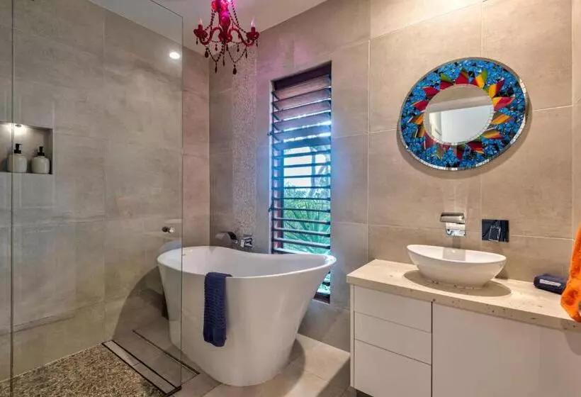 Heliconia 10 Newly Renovated Centrally Located House Hamilton Island