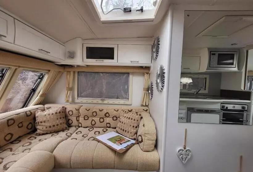 Hotelli Glamping With Llamas