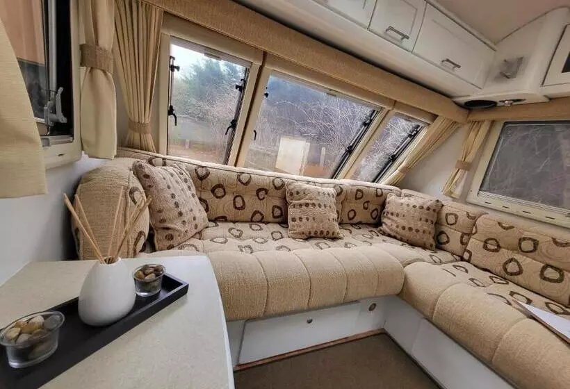 Hotelli Glamping With Llamas