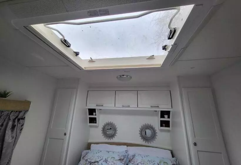 Hotelli Glamping With Llamas