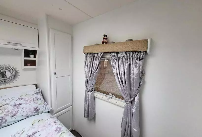 Hotelli Glamping With Llamas