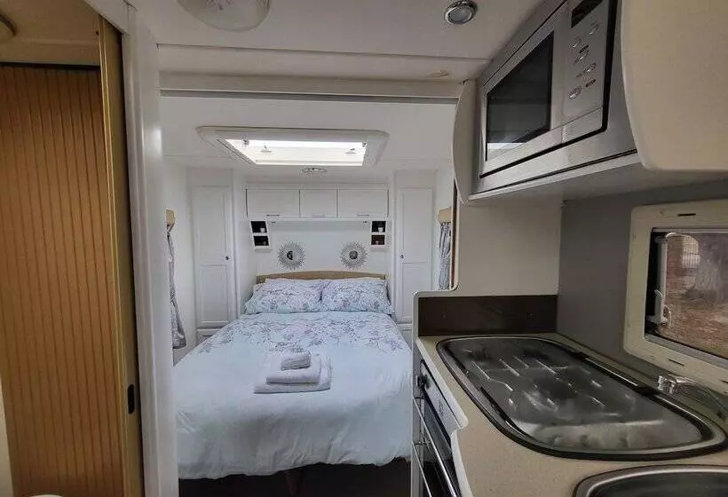 Hotelli Glamping With Llamas