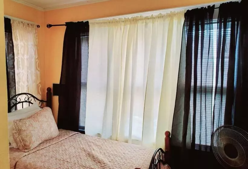 ペンション Upscaled Home In A Quiet Neighborhood