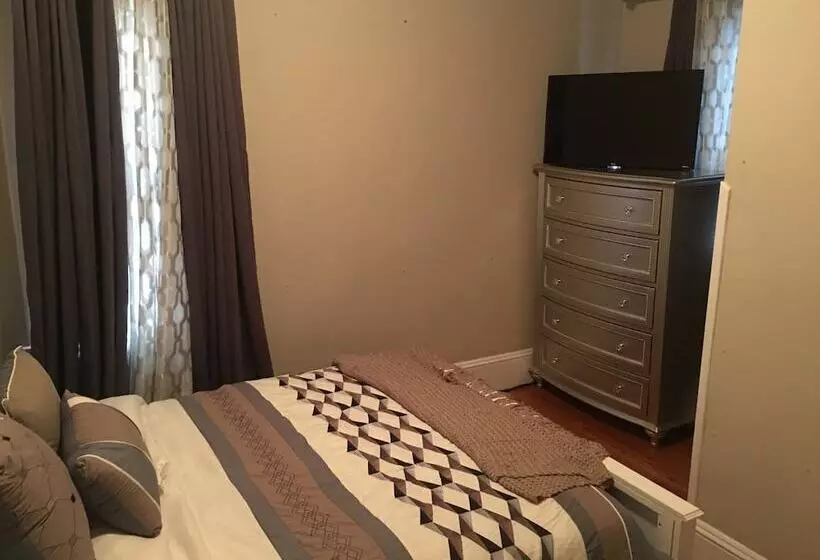 ペンション Upscaled Home In A Quiet Neighborhood