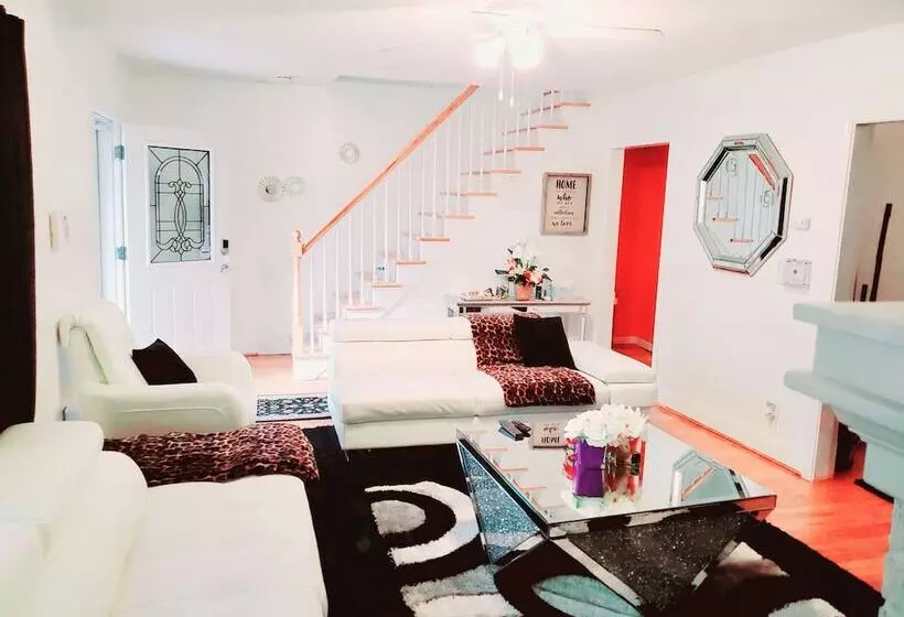 ペンション Upscaled Home In A Quiet Neighborhood