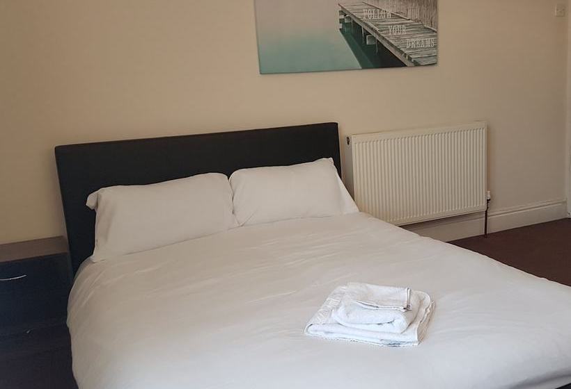 פנסיון Bramshott Budget Rooms