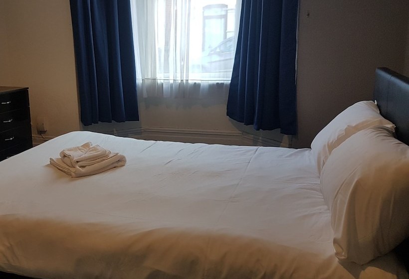 פנסיון Bramshott Budget Rooms