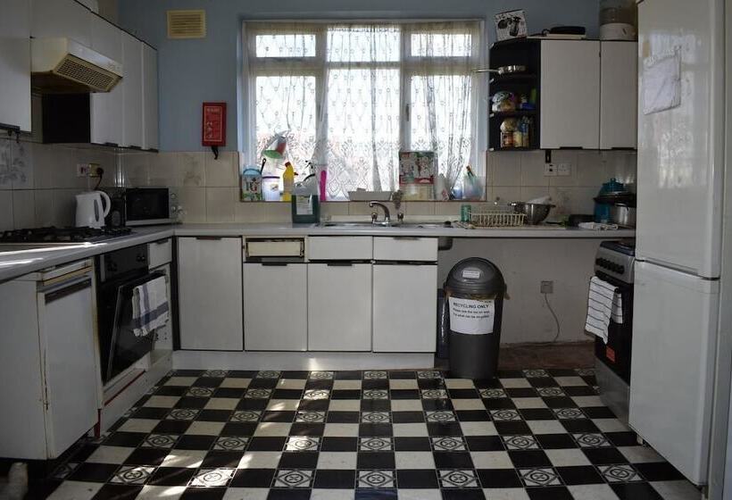 پانسیون Racecourse Guest House