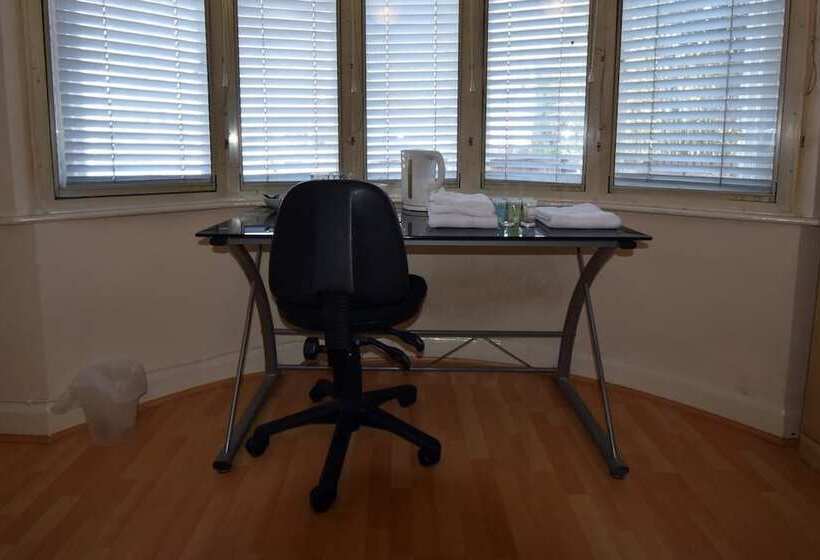 پانسیون Racecourse Guest House