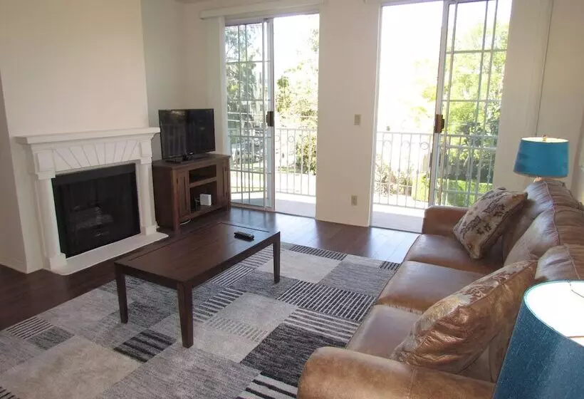 Next To Four Season Hotel, Luxury Apartment