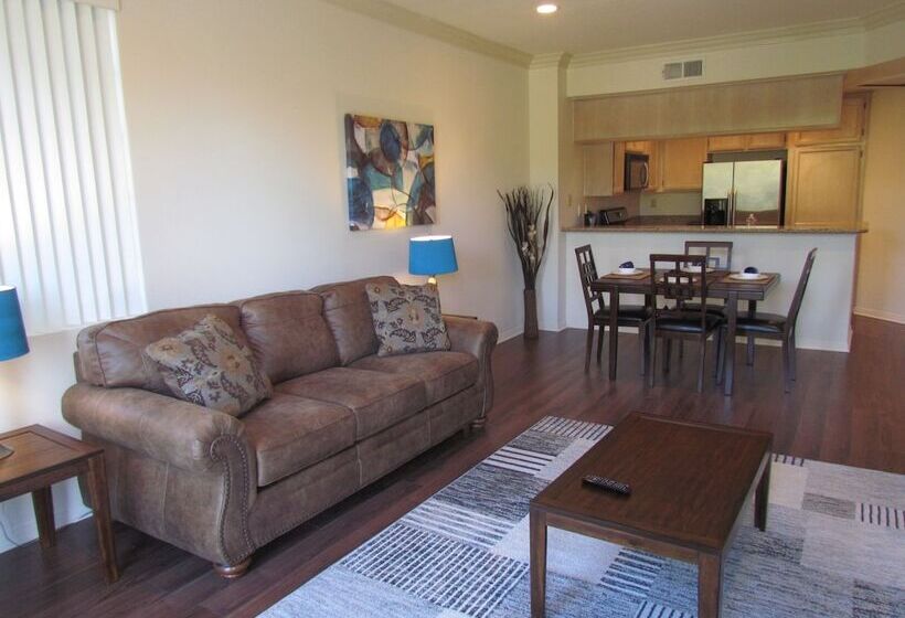 Next To Four Season Hotel, Luxury Apartment