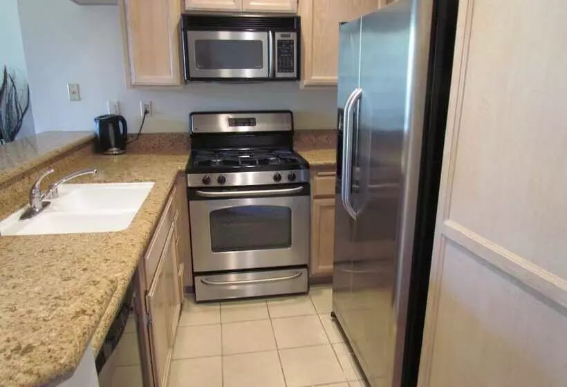 Next To Four Season Hotel, Luxury Apartment