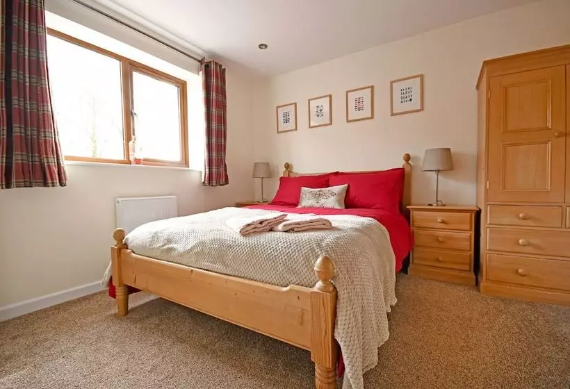 Bright, Tranquil Cottage
