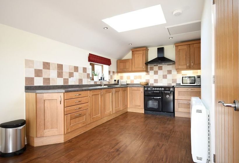 Bright, Tranquil Cottage