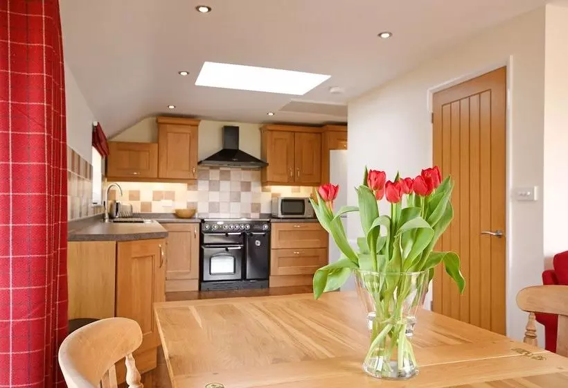 Bright, Tranquil Cottage