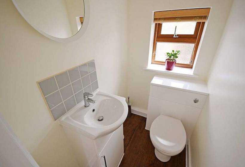 Bright, Tranquil Cottage