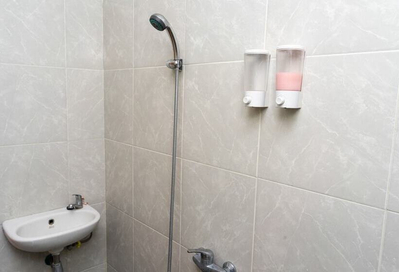 פנסיון Reddoorz Near Setrasari Mall 4