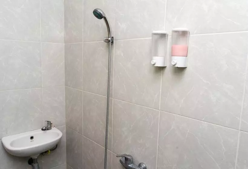 Majatalo Reddoorz Near Setrasari Mall 4