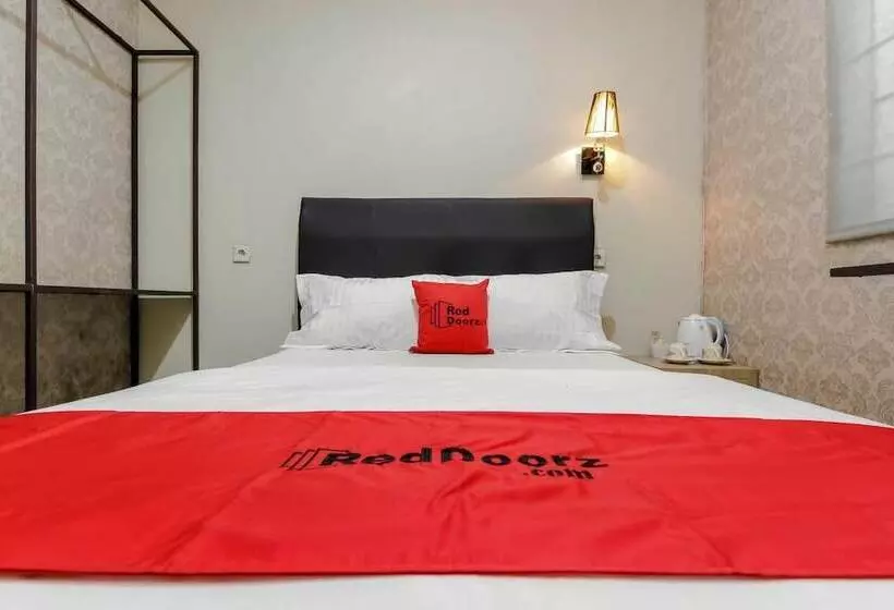 Majatalo Reddoorz Plus Near Lippo Cikarang Mall