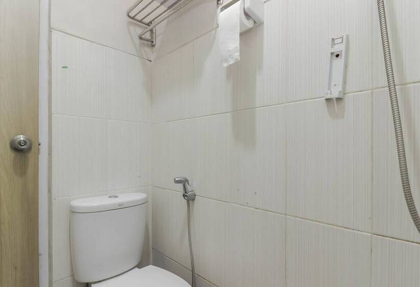 Pensione Reddoorz Plus Near Lippo Cikarang Mall