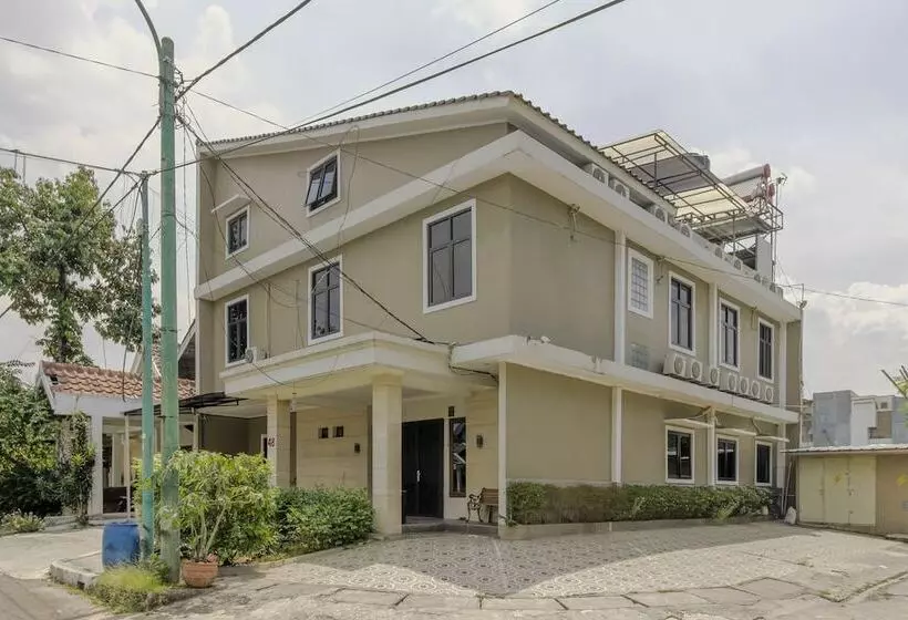 Majatalo Reddoorz Plus Near Lippo Cikarang Mall