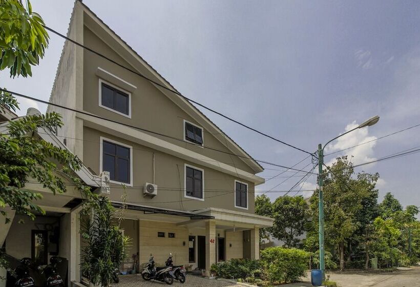 Pensione Reddoorz Plus Near Lippo Cikarang Mall