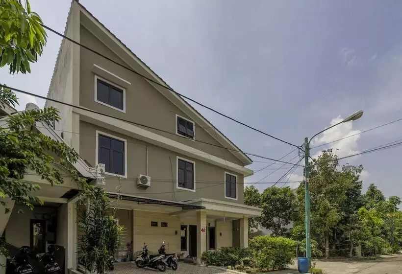 Majatalo Reddoorz Plus Near Lippo Cikarang Mall