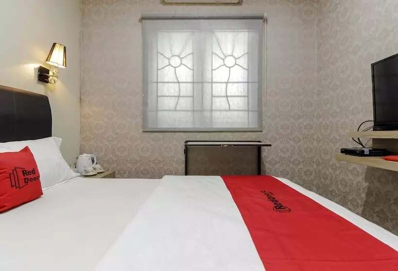 Majatalo Reddoorz Plus Near Lippo Cikarang Mall