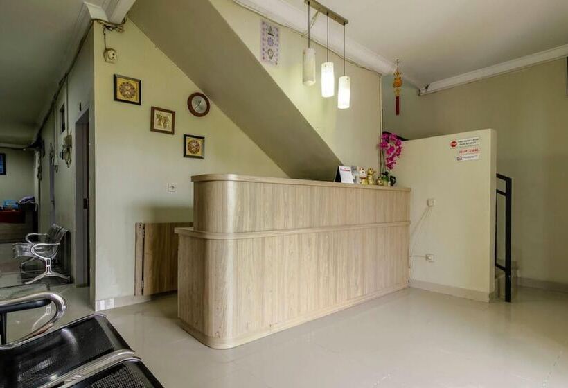 Pensione Reddoorz Plus Near Lippo Cikarang Mall