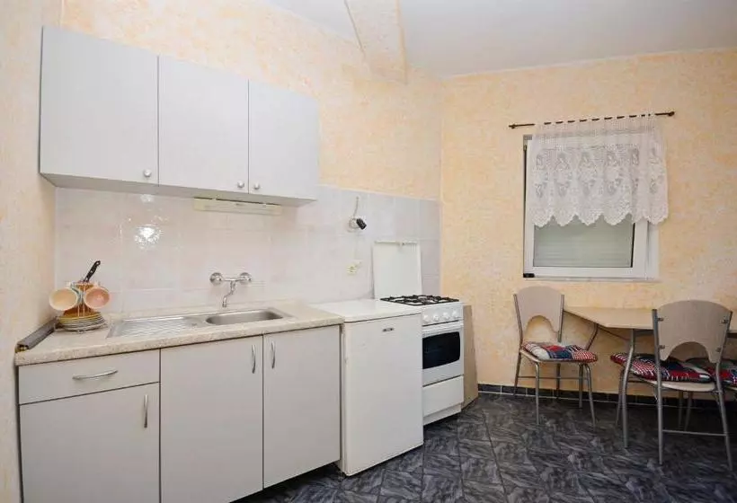 Apartment And Rooms Ivana