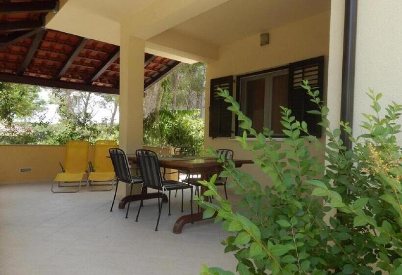 Apartment Deni 70m From Beach