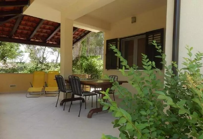 Apartment Deni 70m From Beach