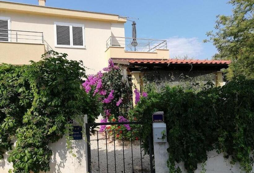 Apartment Deni 70m From Beach