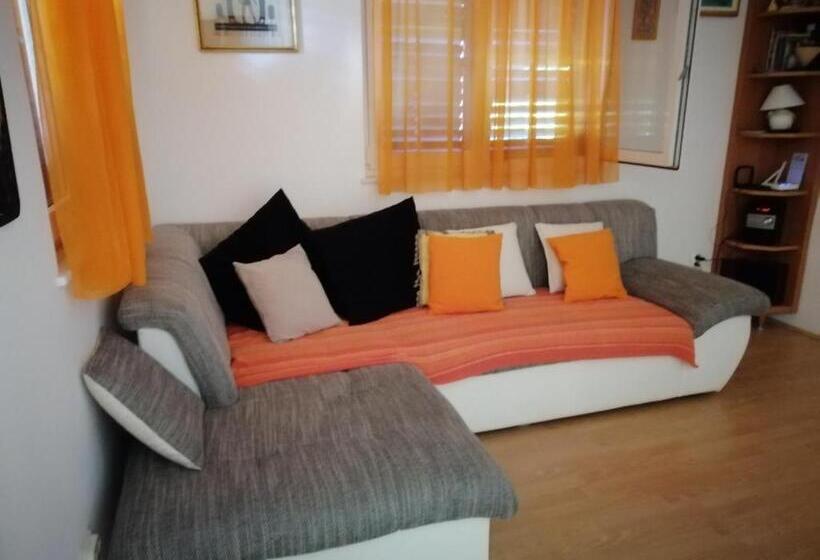 Apartment Deni 70m From Beach