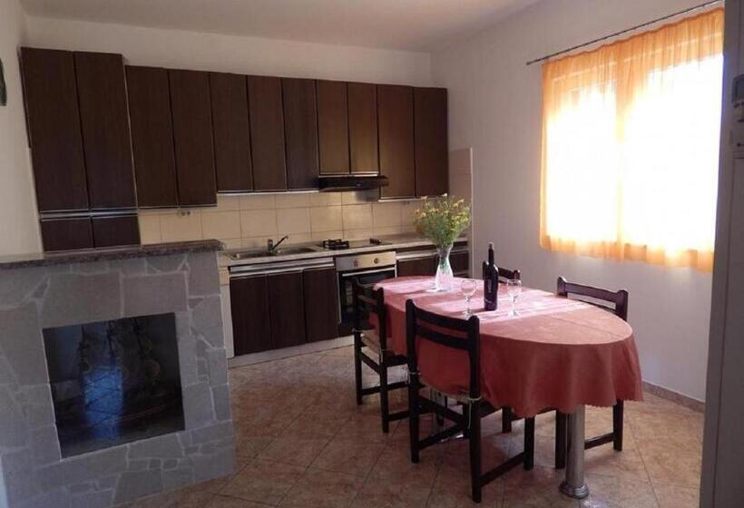 Apartment Deni 70m From Beach