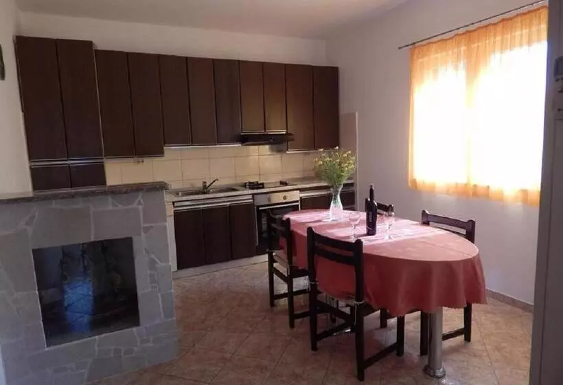 Apartment Deni 70m From Beach