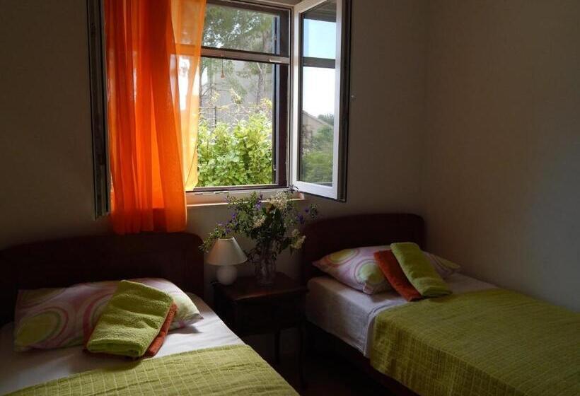 Apartment Deni 70m From Beach