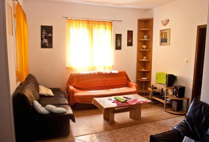 Apartment Deni 70m From Beach