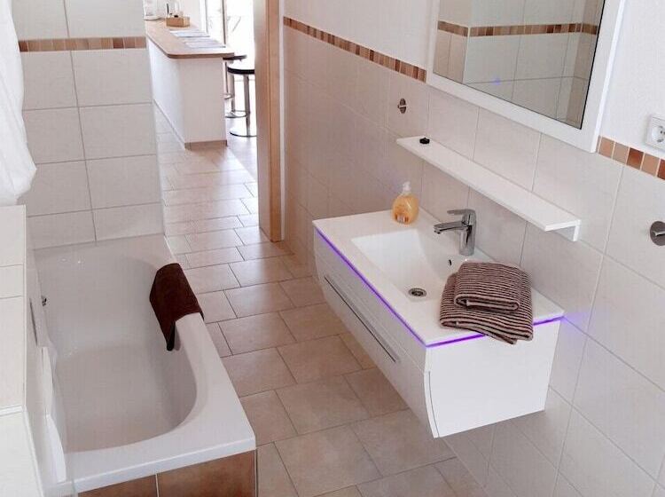 Stadtoase Geräumige Gästewohnungen Mit Balkon, Komfort, Modernität Und Ruhe, Für Monteure Geeignet