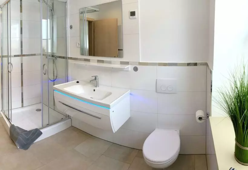 Stadtoase Geräumige Gästewohnungen Mit Balkon, Komfort, Modernität Und Ruhe, Für Monteure Geeignet