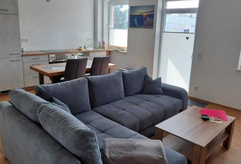Stadtoase Geräumige Gästewohnungen Mit Balkon, Komfort, Modernität Und Ruhe, Für Monteure Geeignet