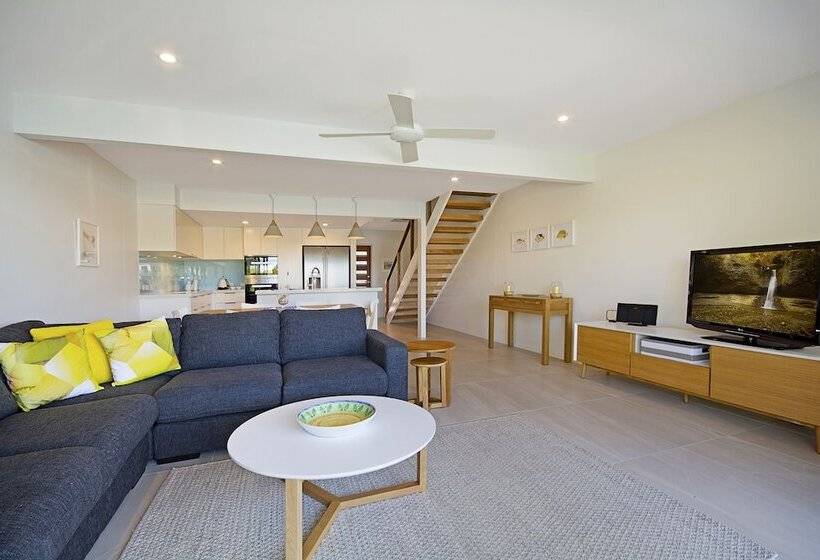 Spacious Riverfront Apt & Private Jetty